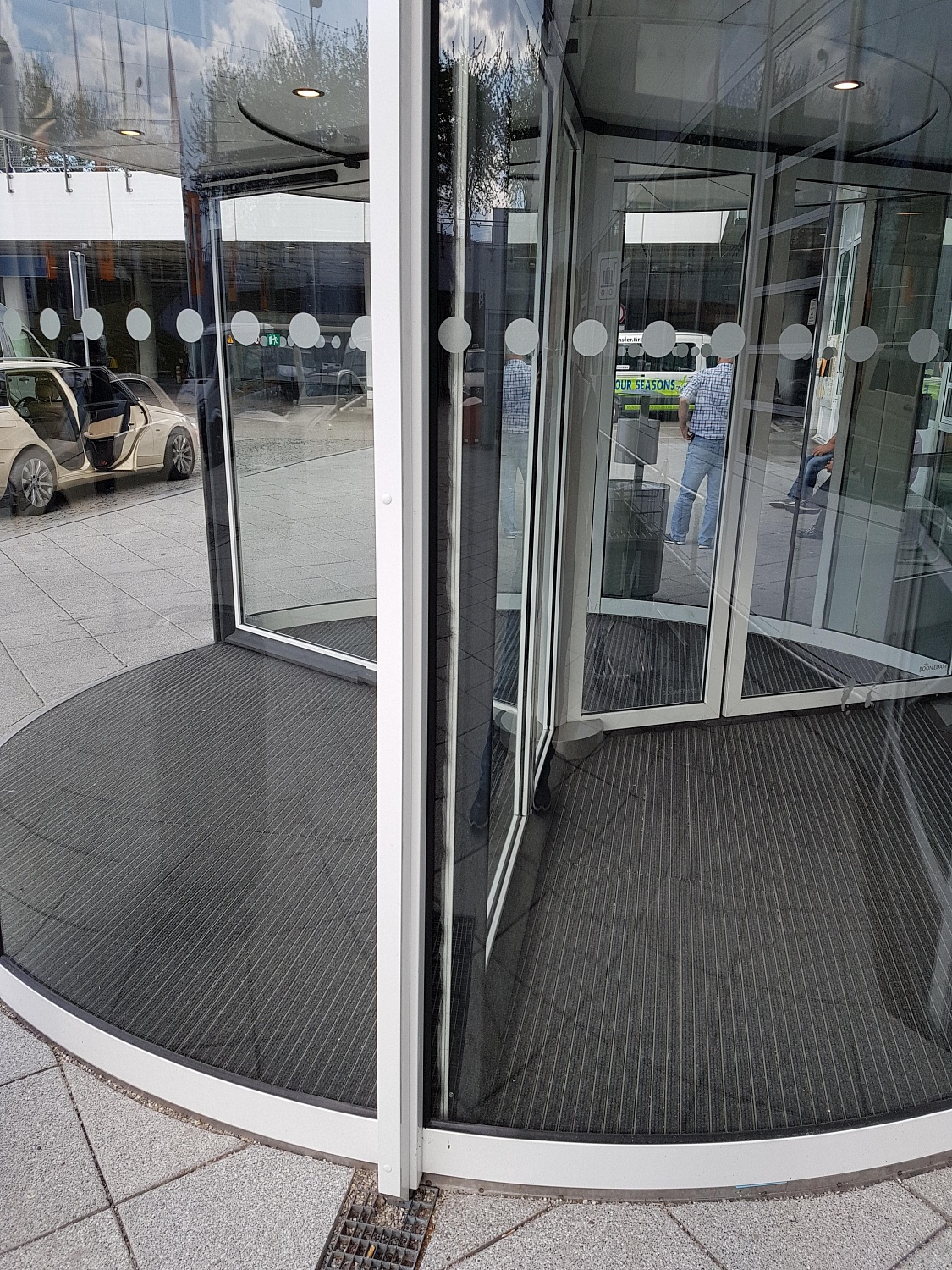 Заказать установку автоматических дверей в Сочи. Монтаж выполняется командой профессионалов с опытом работы более 9 лет. 