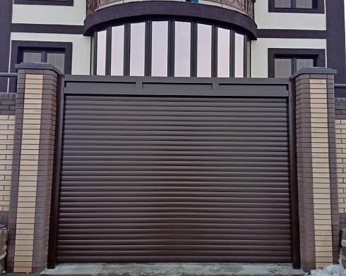 Роллетные ворота Алютех серии Prestige со сплошным алюминиевым профилем роликовой прокатки AG/77 с доставкой в Сочи 
